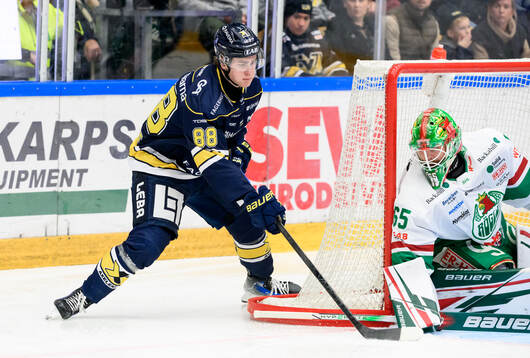 HV71s Herman Träff och Rögles målvakt Christoffer Rifalk