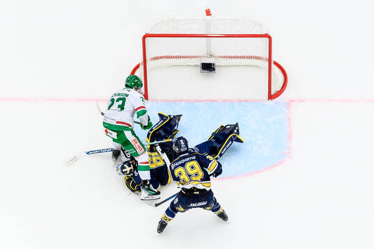 Rögles Josh Dickinson och HV71s målvakt Hugo Alnefelt