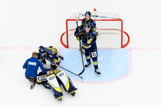 HV71s målvakt Hugo Alnefelt undersöks av läkare