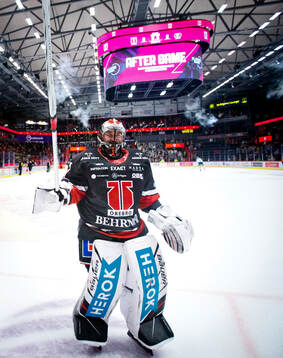 Örebros målvakt Jhonas Enroth jublar