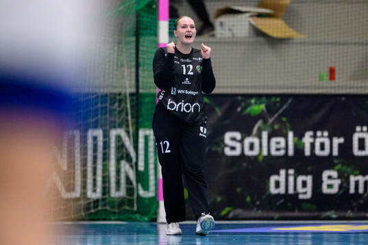 Önnereds målvakt Maja Wahlgren jublar