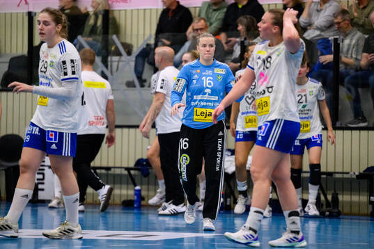 Ystads IFs målvakt Hanne Ramsøskar Sagvold deppar