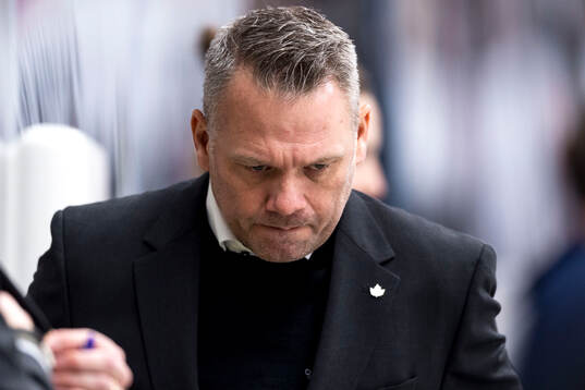 Östersunds huvudtränare Mikael Holmqvist deppar
