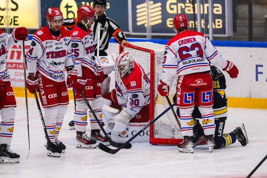 Stökigt framför Timrås målvakt Jacob Johansson