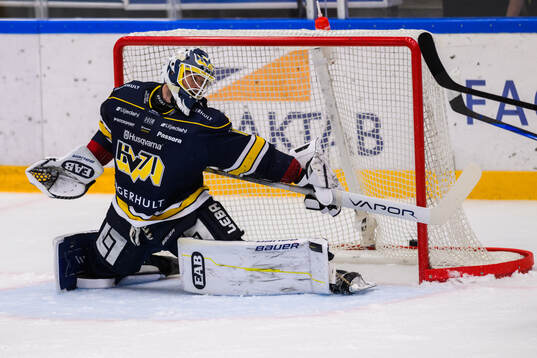 HV71s målvakt Frederik Dichow släpper in 1-2 av Timrås