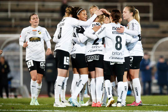 Häckens Johanna Fossdalsá Sørensen jublar med lagkamrater