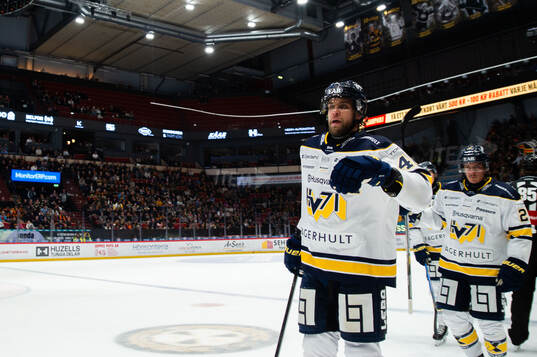 HV71s Joona Luoto jublar