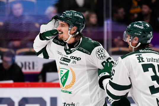 Färjestads David Tomasek jublar