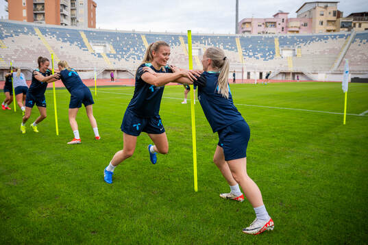 Mathilde Harviken and Thea Bjelde of the Norwegian women's