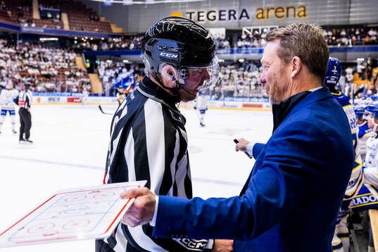 Linjedomare Daniel Persson och Leksands tränare Charles