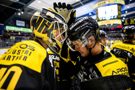 Västerås målvakt Rasmus Korhonen och Kim Rosdahl jublar