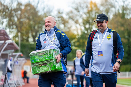 Assistant coach Magnus Wikman and medical doctor Houman