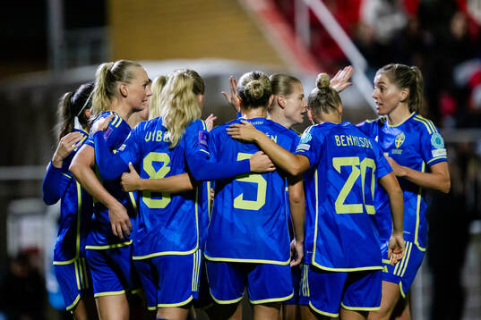 Players of Sweden celebrate with Stina Blackstenius