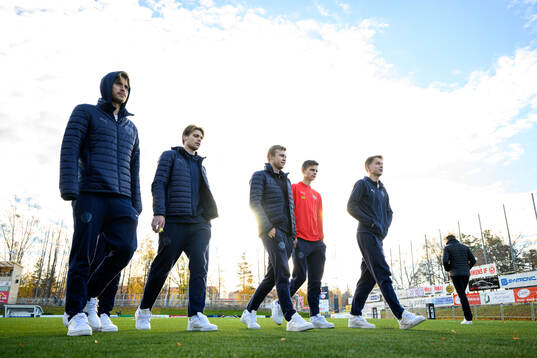 Helsingborgs spelare inspekterar planen