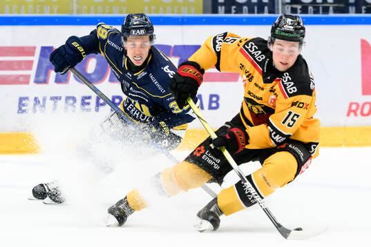 HV71s Jamiro Reber och Luleås David Granberg