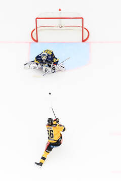 Luleås Mathias Bromé mot HV71s målvakt Frederik Dichow