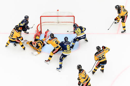 HV71s Jamiro Reber gör 1-1 bakom Luleås målvakt Matteus