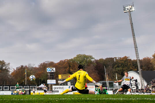 Landskronas Vincent Sundberg gör 1-0 bakom Brages målvakt