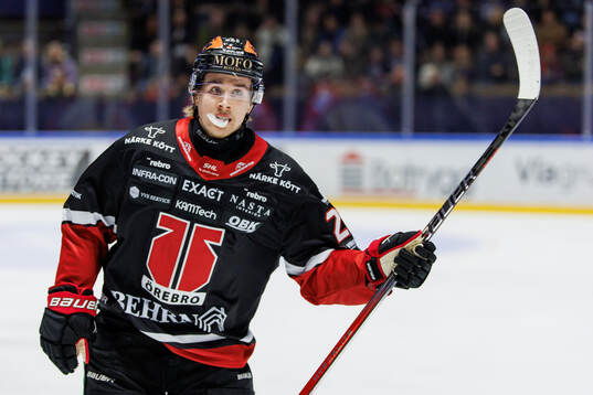 Örebros Peetro Seppälä jublar