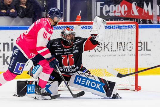 Linköpings David Granberg och Örebros målvakt Jhonas