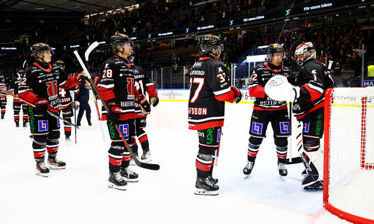 Örebros spelare tackar målvakt Jhonas Enroth