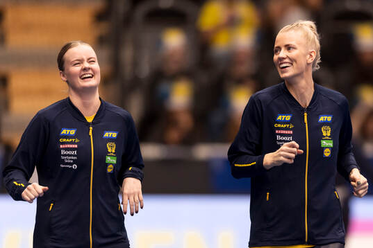 Elin Hansson and Daniela de Jong of Sweden