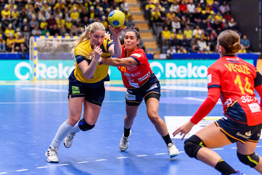 Nina Dano of Sweden and Elba Alvarez Torrado of Spain