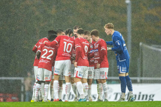 Degerfors spelare samlas