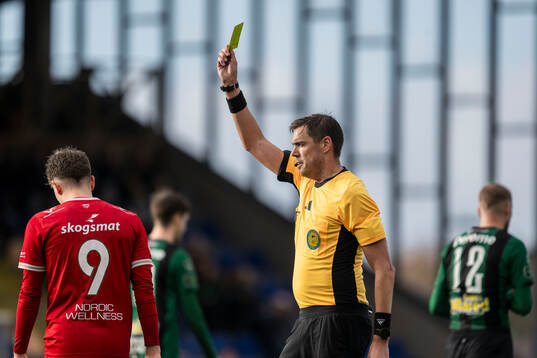 Degerfors Gustav Lindgren tilldelas en varning av domare