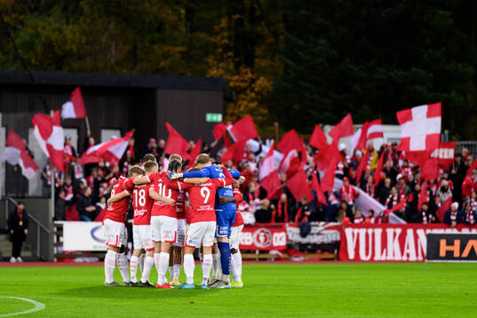 Degerfors spelare samlas