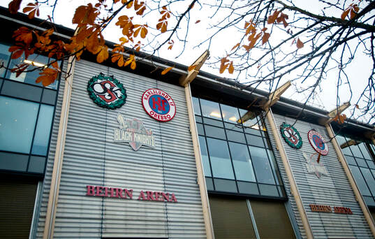 ÖSK och Karlslunds logotyper vid Behrn Arena
