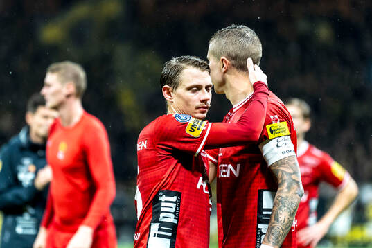 Elfsborgs Simon Hedlund och Sebastian Holmen deppar