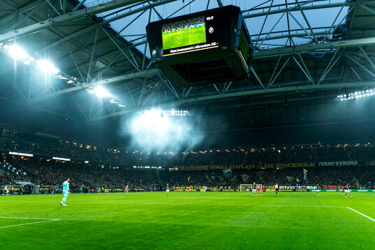 Rök från pyroteknik över fotbollsplanen