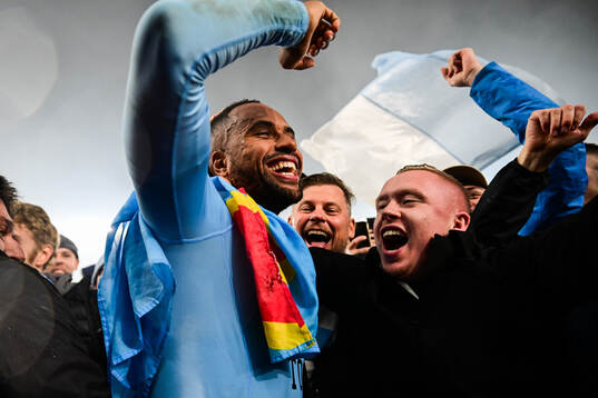 Malmö FFs Isaac Kiese Thelin jublar med supportrar
