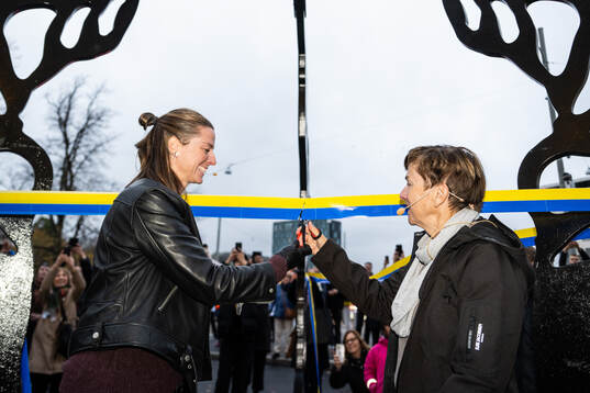 Lotta Schelin och Annette Börjesson klipper band