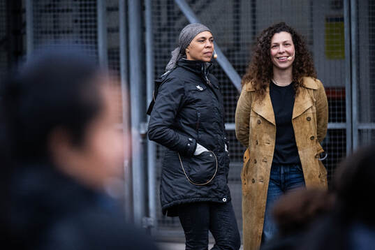 Konstnärerna Camilla Akraka och Linnéa Jonsson