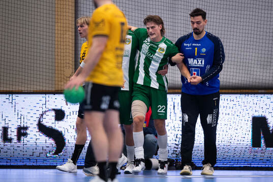 Hammarbys Viktor Ahlstrand har ont