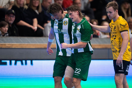 Hammarbys Viktor Ahlstrand lämnar planen skadad