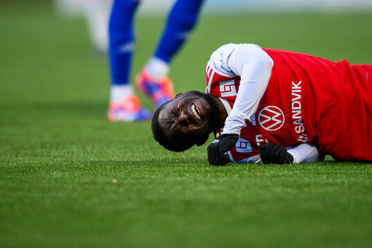 Sandvikens IFs Mohammed Sadat Abubakari har ont