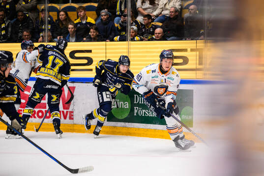 Växjös Dennis Rasmussen och HV71s Hugo Pettersson