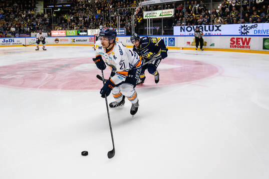 Växjös Brian Cooper  och HV71s Andre Petersson