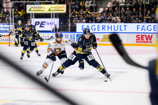 Växjös Brian Cooper och HV71s Herman Träff