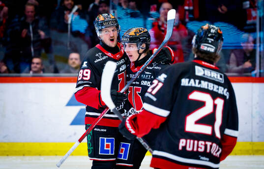 Örebros Patrik Karlkvist och Robert Leino jublar vid 1-3