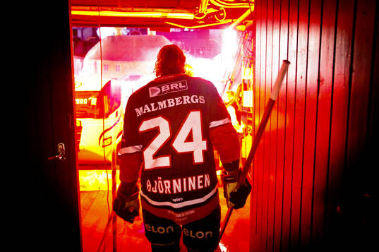 Örebros Hannes Björninen på väg ut till matchen