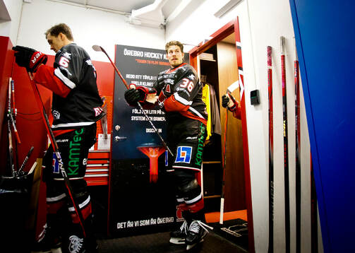 Örebros Emil Larsson på väg ut till matchen