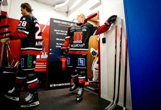 Örebros Hugo Orrsten på väg ut till matchen