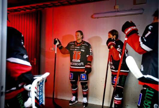 Örebros Linus Arnesson och Robin Norell på väg ut till