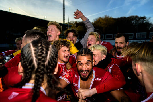 Degerfors spelare jublar