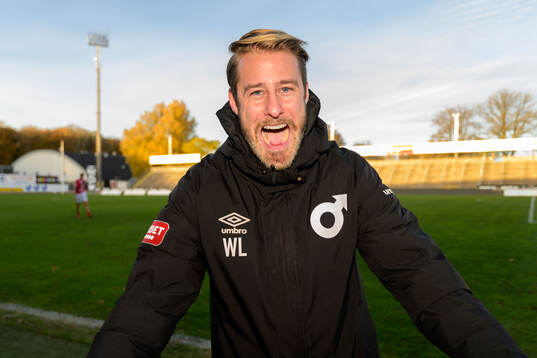 Degerfors tränare William Lundin jublar