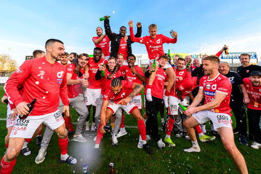 Degerfors spelare jublar över avancemanget till Allsvenskan